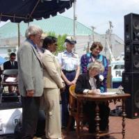 Secretary Norton signs the transfer document with Buck Buchanan, Barbara Shelton, RADM Brice-O’Hara, and Annapolis Mayor Ellen Moyer looking on.